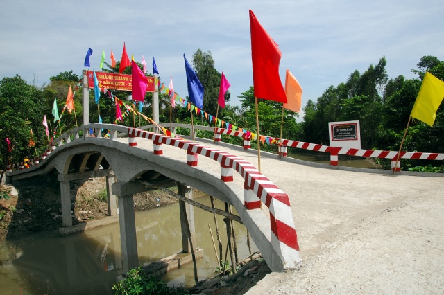 Lễ khánh thành cầu và trao tặng quà tại An Giang: Nối những bờ vui