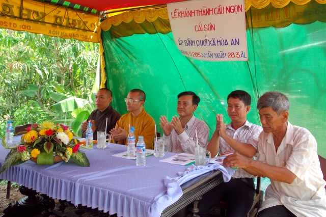 Lễ khánh thành cầu và trao tặng quà tại An Giang: Nối những bờ vui