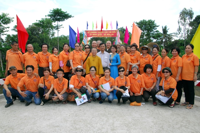 Lễ khánh thành cầu và trao tặng quà tại An Giang: Nối những bờ vui