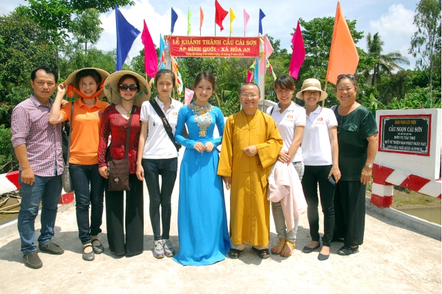 Lễ khánh thành cầu và trao tặng quà tại An Giang: Nối những bờ vui