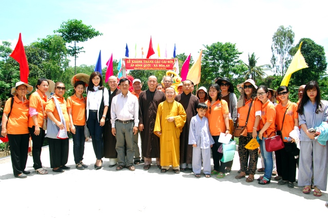 Lễ khánh thành cầu và trao tặng quà tại An Giang: Nối những bờ vui