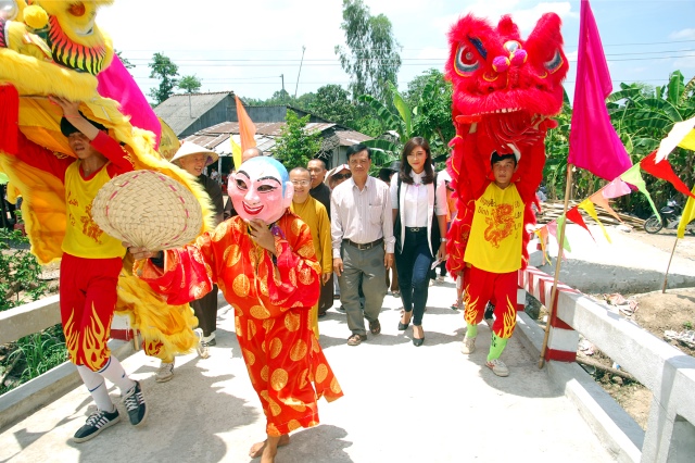 Lễ khánh thành cầu và trao tặng quà tại An Giang: Nối những bờ vui