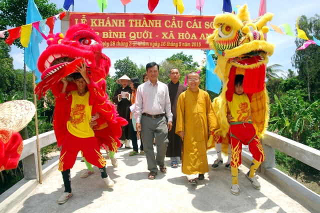 Lễ khánh thành cầu và trao tặng quà tại An Giang: Nối những bờ vui