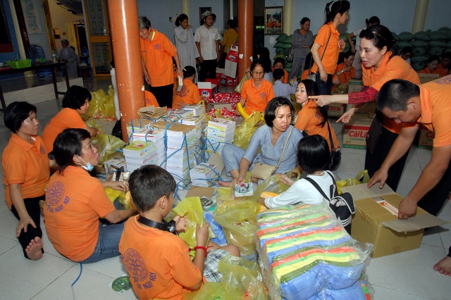 Lễ khánh thành cầu và trao tặng quà tại An Giang: Nối những bờ vui