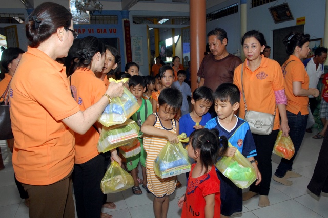 Lễ khánh thành cầu và trao tặng quà tại An Giang: Nối những bờ vui