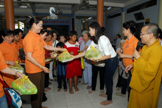 Lễ khánh thành cầu và trao tặng quà tại An Giang: Nối những bờ vui