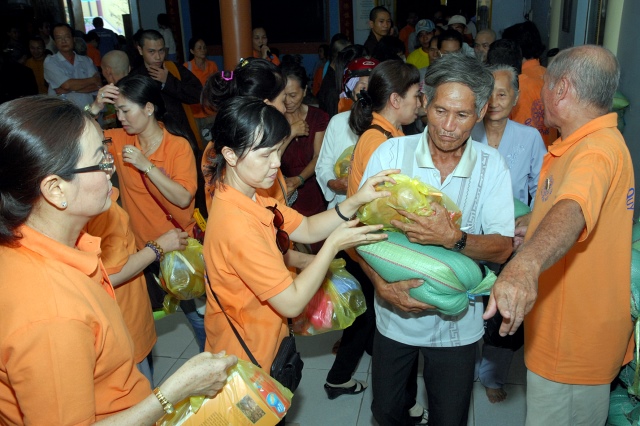 Lễ khánh thành cầu và trao tặng quà tại An Giang: Nối những bờ vui