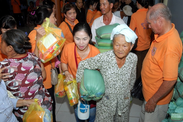 Lễ khánh thành cầu và trao tặng quà tại An Giang: Nối những bờ vui