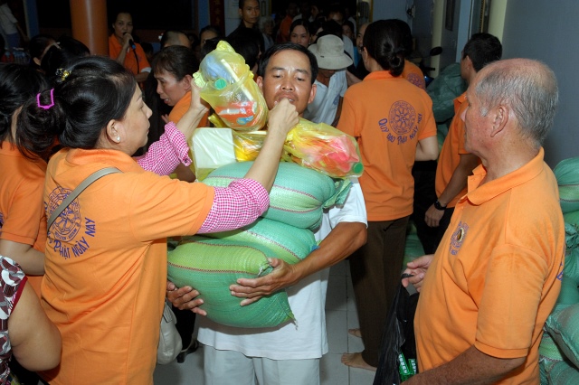 Lễ khánh thành cầu và trao tặng quà tại An Giang: Nối những bờ vui