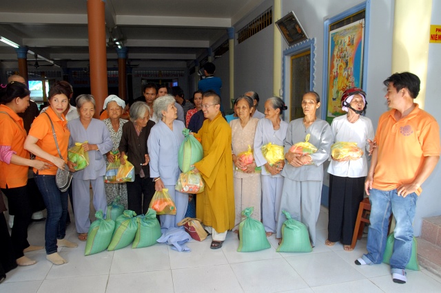 Lễ khánh thành cầu và trao tặng quà tại An Giang: Nối những bờ vui