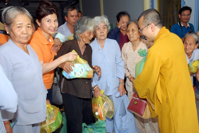 Lễ khánh thành cầu và trao tặng quà tại An Giang: Nối những bờ vui