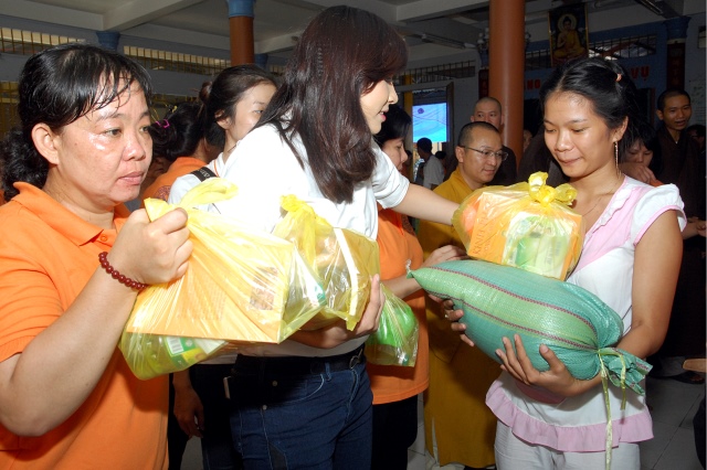 Lễ khánh thành cầu và trao tặng quà tại An Giang: Nối những bờ vui