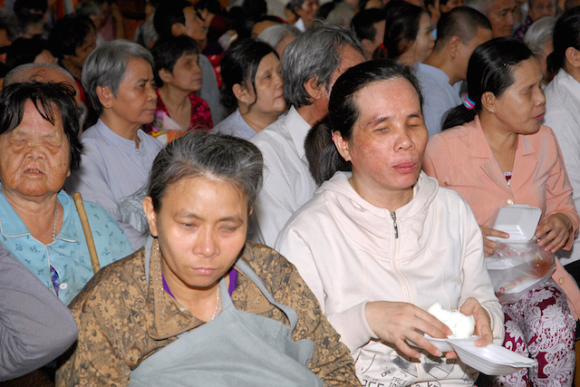 Quỹ Đạo Phật Ngày Nay: Tặng quà cho người khiếm thị, bệnh nhân ung bướu và trẻ em cơ nhỡ nhân Phật đản PL 2559