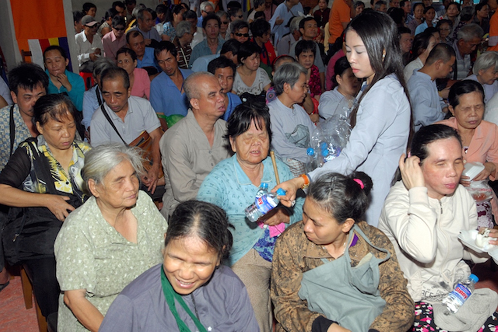 Quỹ Đạo Phật Ngày Nay: Tặng quà cho người khiếm thị, bệnh nhân ung bướu và trẻ em cơ nhỡ nhân Phật đản PL 2559