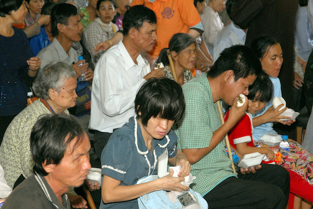 Quỹ Đạo Phật Ngày Nay: Tặng quà cho người khiếm thị, bệnh nhân ung bướu và trẻ em cơ nhỡ nhân Phật đản PL 2559