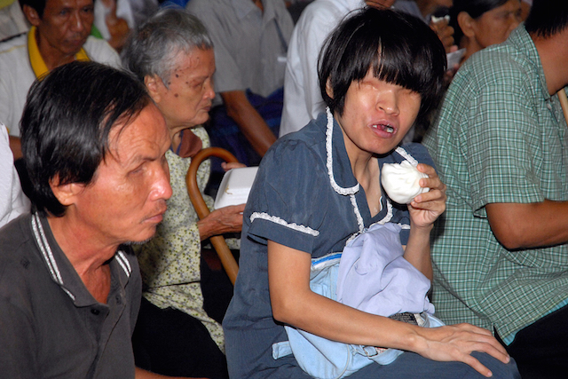 Quỹ Đạo Phật Ngày Nay: Tặng quà cho người khiếm thị, bệnh nhân ung bướu và trẻ em cơ nhỡ nhân Phật đản PL 2559