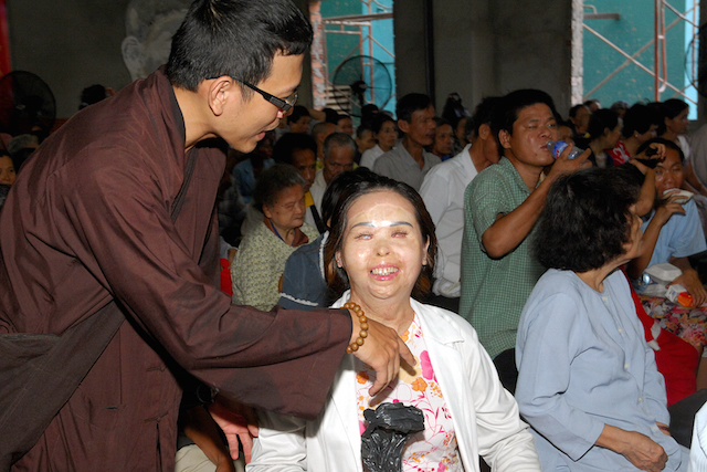 Quỹ Đạo Phật Ngày Nay: Tặng quà cho người khiếm thị, bệnh nhân ung bướu và trẻ em cơ nhỡ nhân Phật đản PL 2559