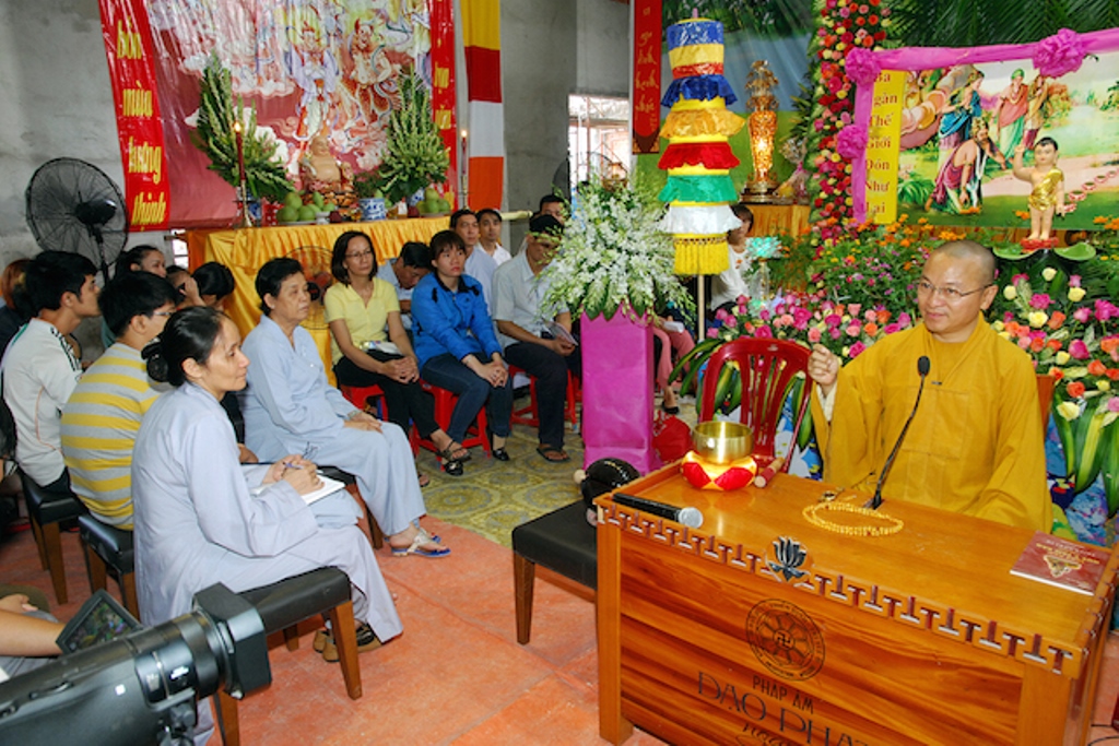 Quỹ Đạo Phật Ngày Nay: Tặng quà cho người khiếm thị, bệnh nhân ung bướu và trẻ em cơ nhỡ nhân Phật đản PL 2559