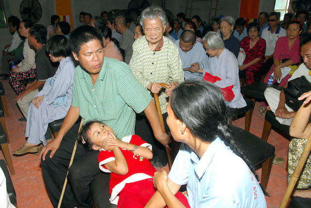 Quỹ Đạo Phật Ngày Nay: Tặng quà cho người khiếm thị, bệnh nhân ung bướu và trẻ em cơ nhỡ nhân Phật đản PL 2559