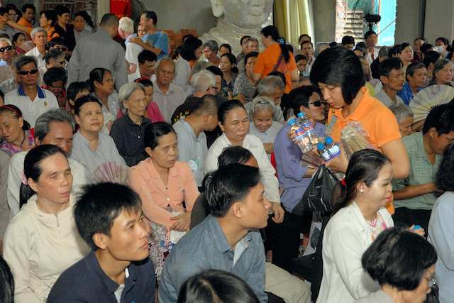 Quỹ Đạo Phật Ngày Nay: Tặng quà cho người khiếm thị, bệnh nhân ung bướu và trẻ em cơ nhỡ nhân Phật đản PL 2559