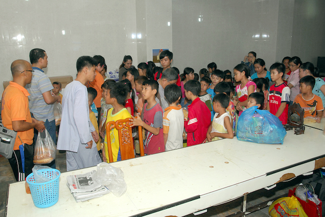 Quỹ Đạo Phật Ngày Nay: Tặng quà cho người khiếm thị, bệnh nhân ung bướu và trẻ em cơ nhỡ nhân Phật đản PL 2559
