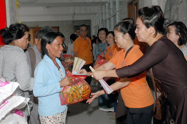 Quỹ Đạo Phật Ngày Nay: Tặng quà cho người khiếm thị, bệnh nhân ung bướu và trẻ em cơ nhỡ nhân Phật đản PL 2559