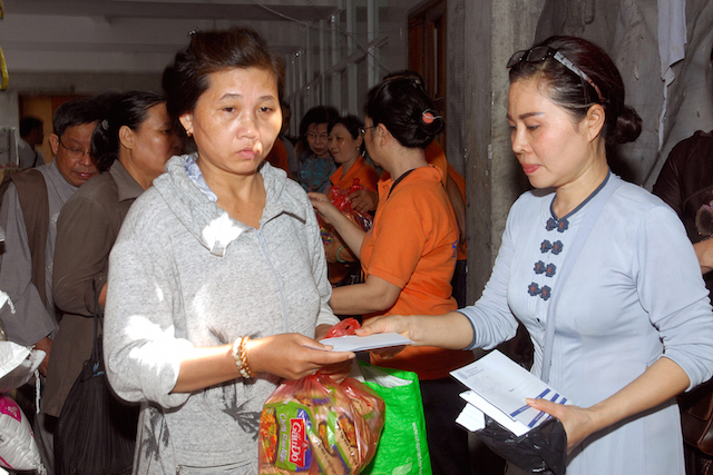 Quỹ Đạo Phật Ngày Nay: Tặng quà cho người khiếm thị, bệnh nhân ung bướu và trẻ em cơ nhỡ nhân Phật đản PL 2559
