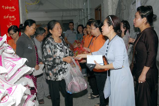 Quỹ Đạo Phật Ngày Nay: Tặng quà cho người khiếm thị, bệnh nhân ung bướu và trẻ em cơ nhỡ nhân Phật đản PL 2559