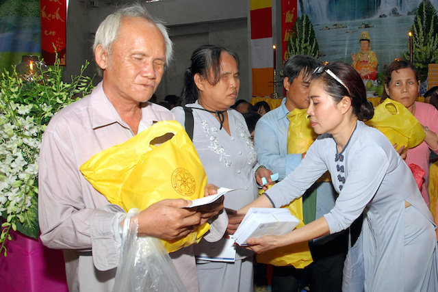 Quỹ Đạo Phật Ngày Nay: Tặng quà cho người khiếm thị, bệnh nhân ung bướu và trẻ em cơ nhỡ nhân Phật đản PL 2559