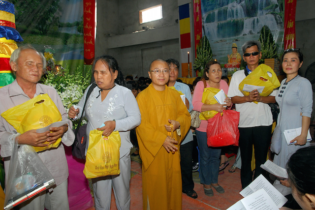 Quỹ Đạo Phật Ngày Nay: Tặng quà cho người khiếm thị, bệnh nhân ung bướu và trẻ em cơ nhỡ nhân Phật đản PL 2559