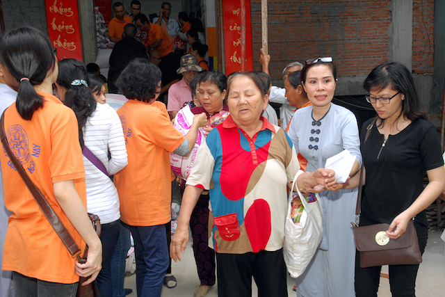 Quỹ Đạo Phật Ngày Nay: Tặng quà cho người khiếm thị, bệnh nhân ung bướu và trẻ em cơ nhỡ nhân Phật đản PL 2559