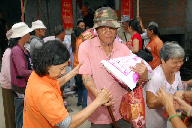 Quỹ Đạo Phật Ngày Nay: Tặng quà cho người khiếm thị, bệnh nhân ung bướu và trẻ em cơ nhỡ nhân Phật đản PL 2559