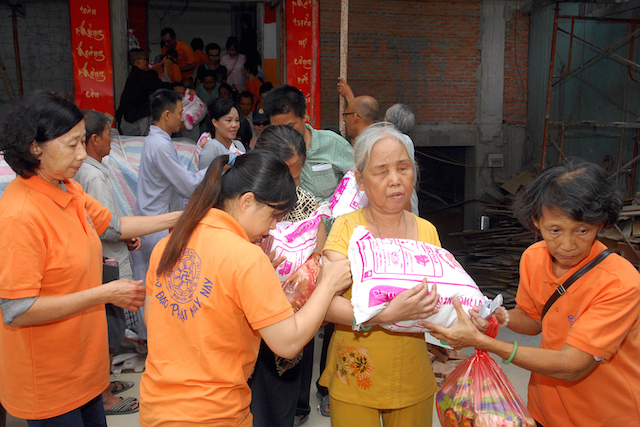 Quỹ Đạo Phật Ngày Nay: Tặng quà cho người khiếm thị, bệnh nhân ung bướu và trẻ em cơ nhỡ nhân Phật đản PL 2559