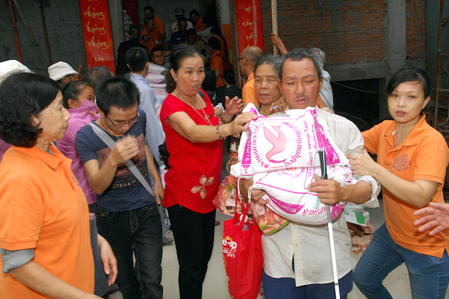 Quỹ Đạo Phật Ngày Nay: Tặng quà cho người khiếm thị, bệnh nhân ung bướu và trẻ em cơ nhỡ nhân Phật đản PL 2559
