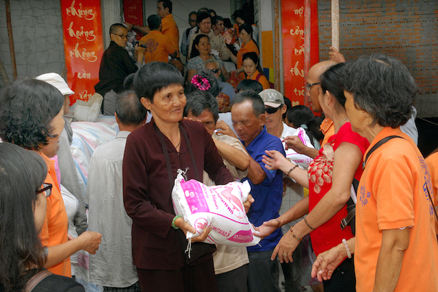 Quỹ Đạo Phật Ngày Nay: Tặng quà cho người khiếm thị, bệnh nhân ung bướu và trẻ em cơ nhỡ nhân Phật đản PL 2559