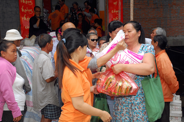 Quỹ Đạo Phật Ngày Nay: Tặng quà cho người khiếm thị, bệnh nhân ung bướu và trẻ em cơ nhỡ nhân Phật đản PL 2559