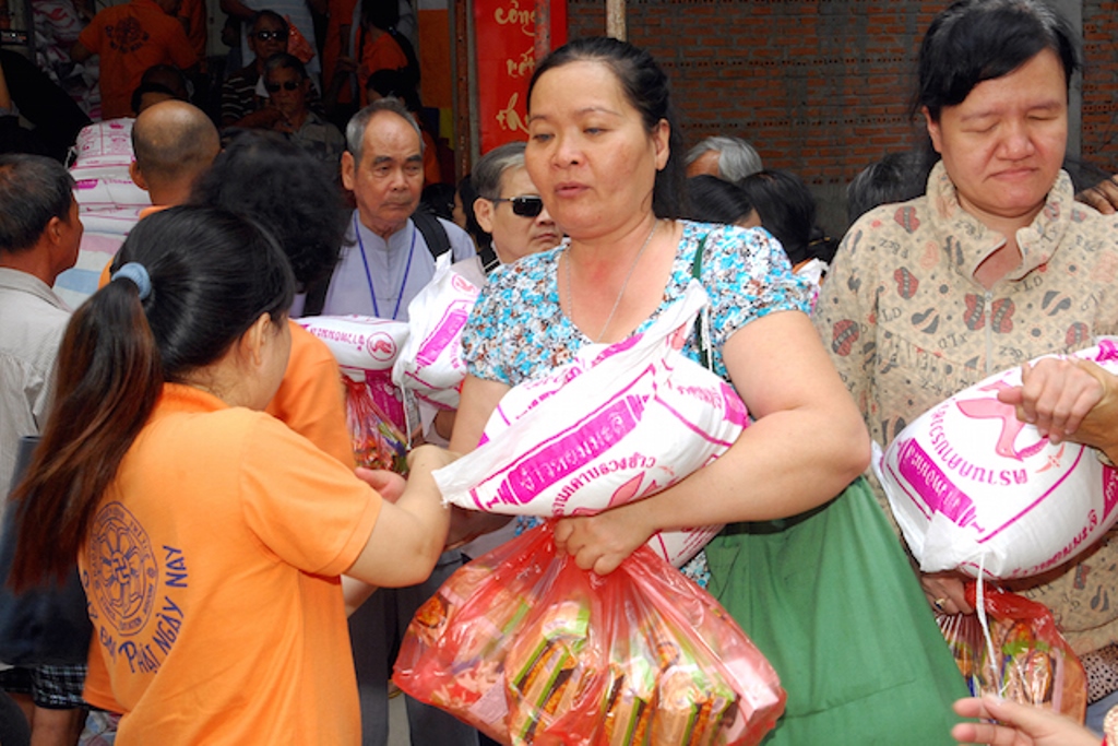 Quỹ Đạo Phật Ngày Nay: Tặng quà cho người khiếm thị, bệnh nhân ung bướu và trẻ em cơ nhỡ nhân Phật đản PL 2559