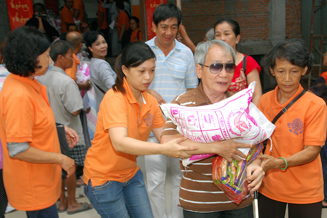 Quỹ Đạo Phật Ngày Nay: Tặng quà cho người khiếm thị, bệnh nhân ung bướu và trẻ em cơ nhỡ nhân Phật đản PL 2559