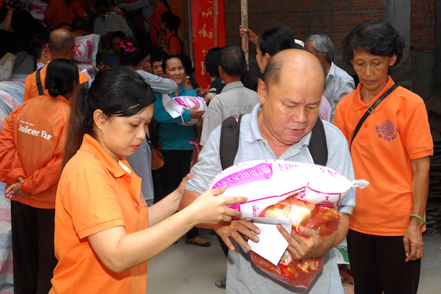 Quỹ Đạo Phật Ngày Nay: Tặng quà cho người khiếm thị, bệnh nhân ung bướu và trẻ em cơ nhỡ nhân Phật đản PL 2559