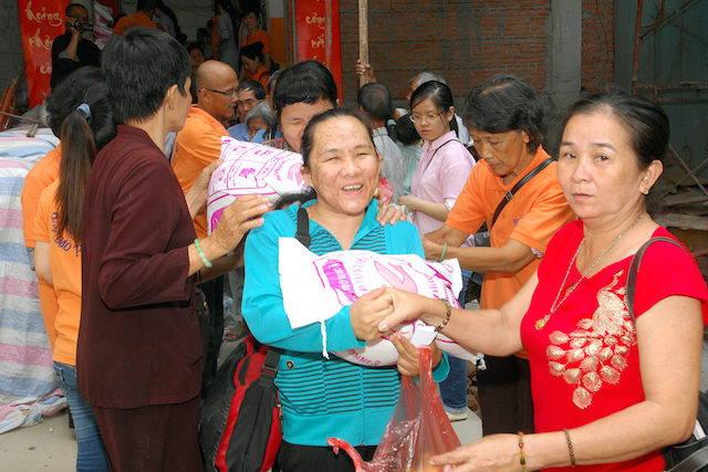 Quỹ Đạo Phật Ngày Nay: Tặng quà cho người khiếm thị, bệnh nhân ung bướu và trẻ em cơ nhỡ nhân Phật đản PL 2559