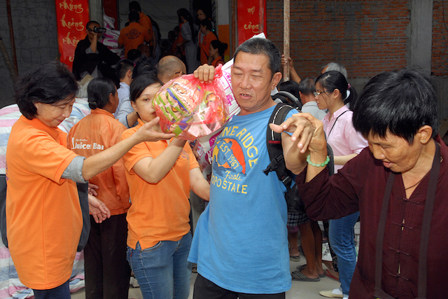 Quỹ Đạo Phật Ngày Nay: Tặng quà cho người khiếm thị, bệnh nhân ung bướu và trẻ em cơ nhỡ nhân Phật đản PL 2559
