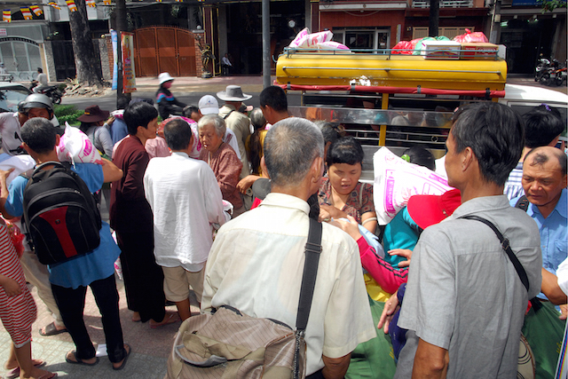 Quỹ Đạo Phật Ngày Nay: Tặng quà cho người khiếm thị, bệnh nhân ung bướu và trẻ em cơ nhỡ nhân Phật đản PL 2559