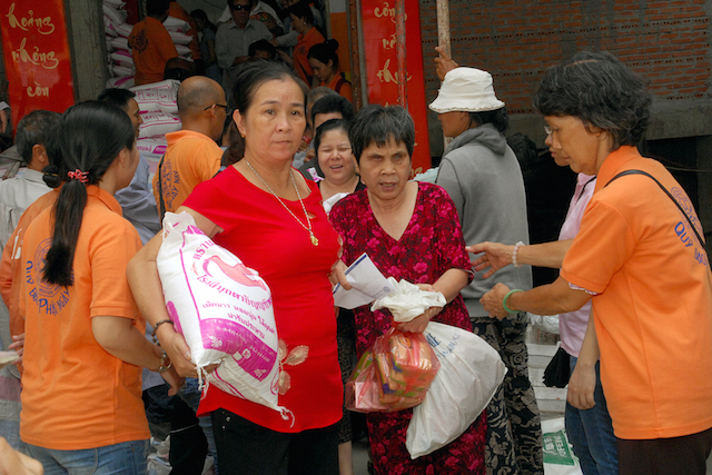 Quỹ Đạo Phật Ngày Nay: Tặng quà cho người khiếm thị, bệnh nhân ung bướu và trẻ em cơ nhỡ nhân Phật đản PL 2559