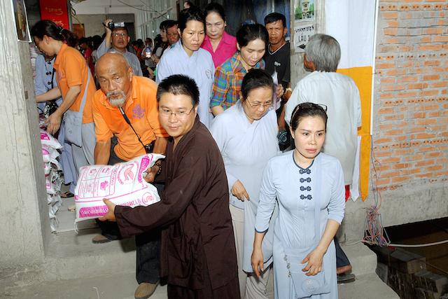 Quỹ Đạo Phật Ngày Nay: Tặng quà cho người khiếm thị, bệnh nhân ung bướu và trẻ em cơ nhỡ nhân Phật đản PL 2559