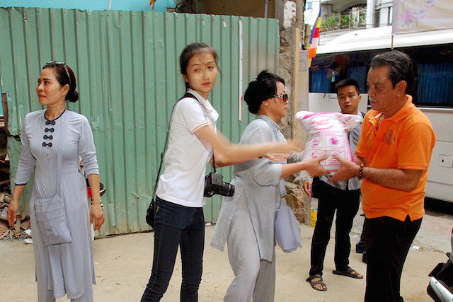 Quỹ Đạo Phật Ngày Nay: Tặng quà cho người khiếm thị, bệnh nhân ung bướu và trẻ em cơ nhỡ nhân Phật đản PL 2559