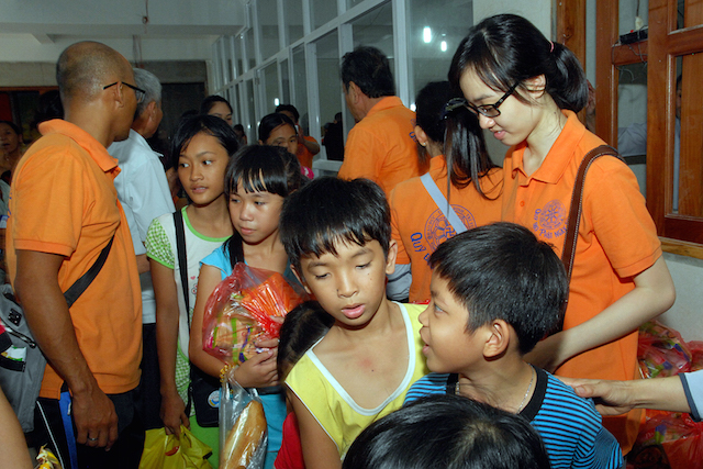 Quỹ Đạo Phật Ngày Nay: Tặng quà cho người khiếm thị, bệnh nhân ung bướu và trẻ em cơ nhỡ nhân Phật đản PL 2559
