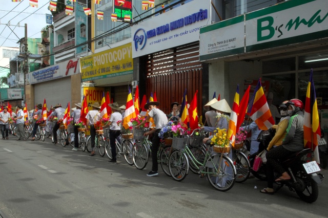 Đoàn xe đạp tháp tụng đoàn rước.