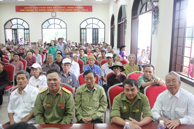 Thái Bình:  Lễ trao quà mừng thọ và tặng xe đạp tại xã Đông Cường