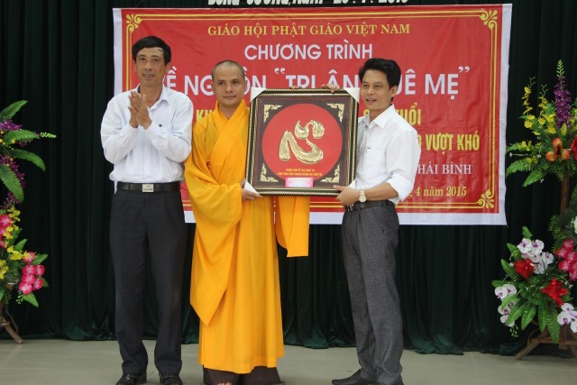 Thái Bình:  Lễ trao quà mừng thọ và tặng xe đạp tại xã Đông Cường