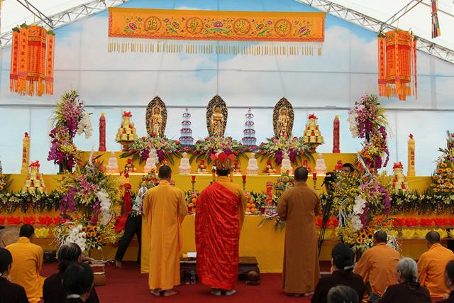 Ninh Bình: Hoa Lư khai mạc lễ hội, cầu siêu các vị tiền bối hữu công